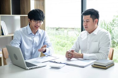 Yatırım fikirleri pazarlama ve iş yapma stratejisi buluşması ve stratejisinde iş ortakları işbirliği konferansı başarılı ve büyüme karı için finans projesi sunumu.