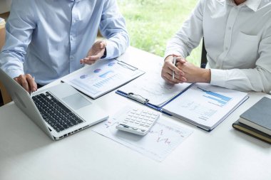 Yatırım fikirleri, sunum ve pazarlama planlama stratejisinin pazarlama planlama stratejisinin büyüme kârı ve başarılı olması için iki iş ortağı ekip toplantısı ve tartışması.