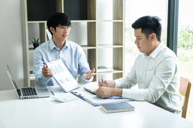 Yatırım fikirleri pazarlama ve iş yapma stratejisi buluşması ve stratejisinde iş ortakları işbirliği konferansı başarılı ve büyüme karı için finans projesi sunumu.