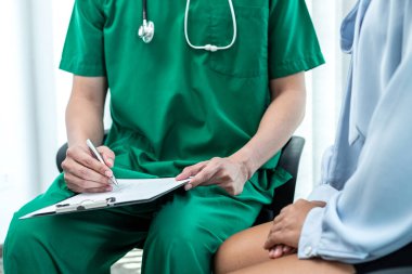 Doktorun hastaya sunumu ve rapor ve reçetedeki hastalıkla ilgili sonuçları kontrol etmesi ve önerilen tedavi yöntemlerini.