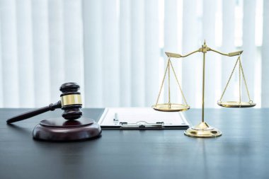 Yargıç Gavin, hukuk bürosunun arka planında yasal belge sözleşmesi, hukuk ve adalet, avukat, dava..