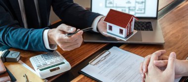 Emlakçı ev kredisi sunuyor ve onaylanmış emlak başvurusu formu, Sigorta Konsepti ile ev satın almak için sözleşme imzaladıktan sonra anahtarlarını müşteriye gönderiyor.
