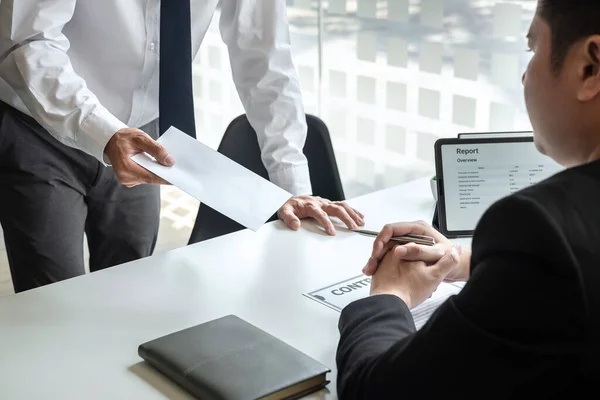 Empregado Enviando Carta Demissão Patrão Empregador Considerar Fim Contratar Para — Fotografia de Stock