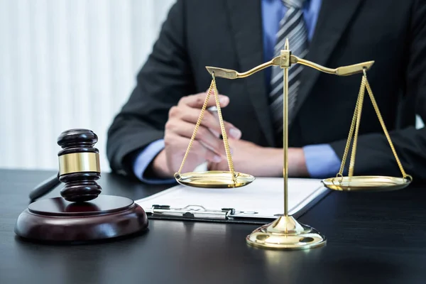 Mannelijke Advocaat Werkt Met Rechtszaak Document Contract Functie — Stockfoto