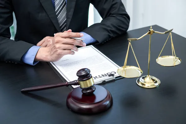 Mannelijke Advocaat Werkt Met Rechtszaak Document Contract Functie — Stockfoto