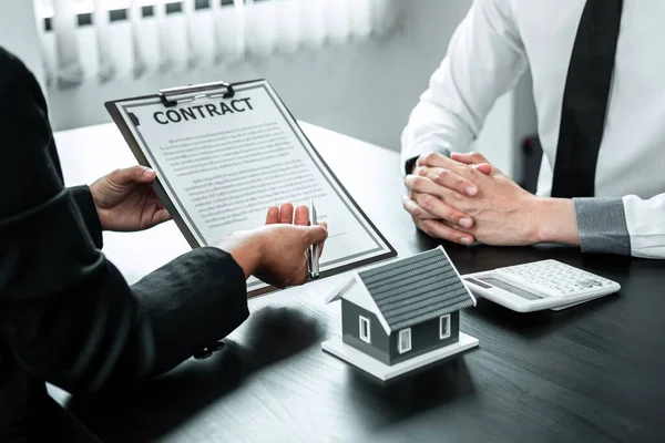 Agente Inmobiliario Están Presentando Préstamo Hipotecario Cliente Discutir Firma Decisión — Foto de Stock