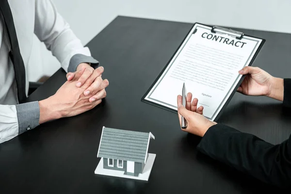 Makelaar Presenteren Woningkrediet Aan Klant Discussiëren Ondertekening Van Overeenkomst Contractvorm — Stockfoto