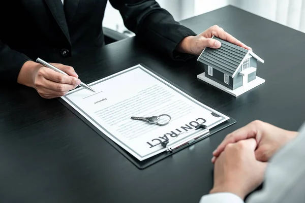 不動産業者ワーキングサイン契約書住宅ローン保険契約書表のモデルとキーを持つ顧客のための購入を承認 — ストック写真