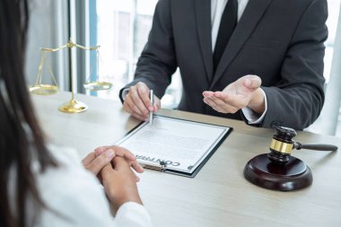 Profesyonel erkek avukat ya da danışman müvekkil ile müzakere davasını görüşüyorlar belge sözleşmesi ile ofis, hukuk ve adalet, avukat, dava kavramı.