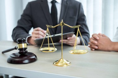 Profesyonel erkek avukat ya da danışman müvekkil ile müzakere davasını görüşüyorlar belge sözleşmesi ile ofis, hukuk ve adalet, avukat, dava kavramı.