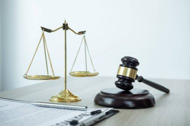 Yargıç Gavin, hukuk bürosunun arka planında yasal belge sözleşmesi, hukuk ve adalet, avukat, dava..