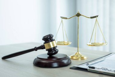 Yargıç Gavin, hukuk bürosunun arka planında yasal belge sözleşmesi, hukuk ve adalet, avukat, dava..