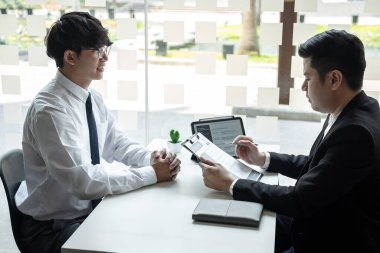 İş komitesi ya da mülakatçı adayın profilini düşünür ve sorar, bir iş ve sohbet yürütmeye devam etmeyi düşünür ve düşüncenin cevaplarını dinler..