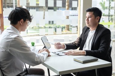 İşverenin çalışana istifa mektubu göndermesi ya da işten çıkarılma, istifa konsepti üzerinde düşünmesi.