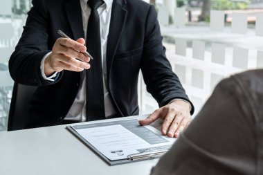 İş komitesi ya da mülakatçı adayın profilini düşünür ve sorar, bir iş ve sohbet yürütmeye devam etmeyi düşünür ve düşüncenin cevaplarını dinler..