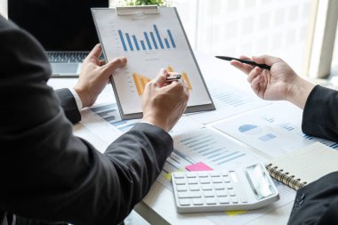 Yatırım fikirleri pazarlama ve iş yapma stratejisi buluşması ve stratejisinde iş ortakları işbirliği konferansı başarılı ve büyüme karı için finans projesi sunumu.