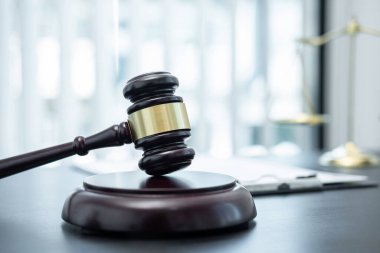 Yargıç Gavin, hukuk bürosunun arka planında yasal belge sözleşmesi, hukuk ve adalet, avukat, dava..