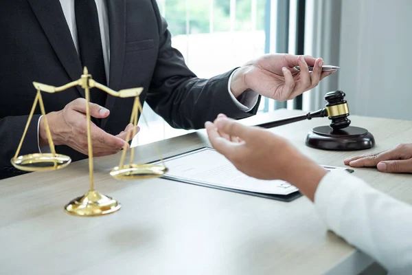 Чоловік Адвокат Або Консультант Обговорюють Переговорну Юридичну Справу Клієнтом Зустрічі — стокове фото