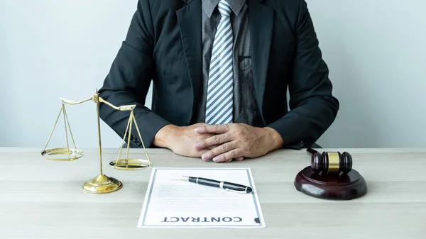 Advogado Sexo Masculino Que Trabalha Com Contrato Processo Judicial Exercício — Fotografia de Stock