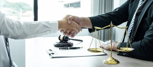Mannelijke Advocaat Schudden Handen Met Cliënt Goede Deal Onderhandelingssamenwerking Vergadering — Stockfoto
