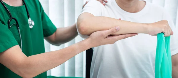 Фізіотерапевт Який Займається Лікуванням Травмованої Руки Пацієнта Спортсмена Розтягуванням Фізичними — стокове фото