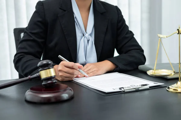 Γυναίκα Δικηγόρος Που Εργάζεται Νομικό Έγγραφο Της Υπόθεσης Σύμβαση Στο — Φωτογραφία Αρχείου