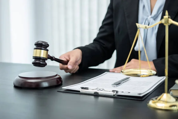 Vrouwelijke Advocaat Werkt Met Rechtszaak Document Contract Functie Recht Recht — Stockfoto