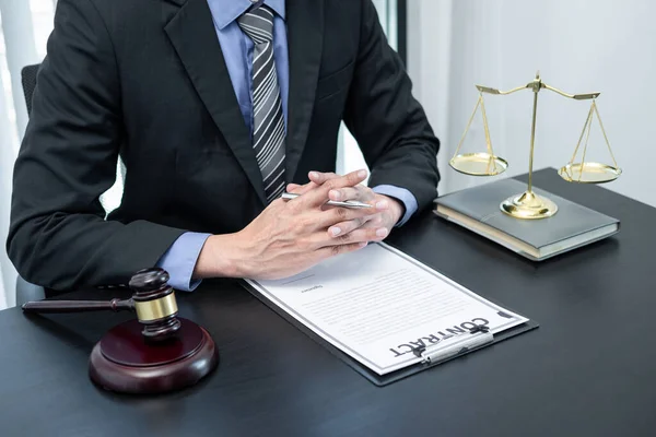 Abogado Masculino Que Trabaja Con Contrato Documento Caso Legal Oficina — Foto de Stock