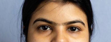 Tek kaşlı bir kadının yakın görüntüsü