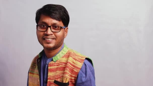 Середній Індіанський Чоловік Традиційному Одязі Окулярах Посміхається Перед Камерою Білому — стокове відео