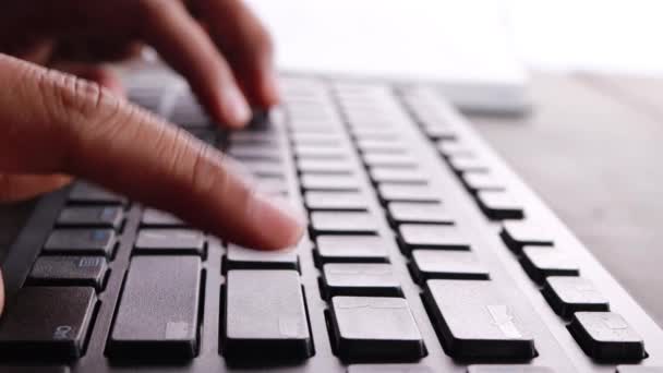 Закройте Вид Руки Индийца Сидящего Клавиатуре Настольного Компьютера — стоковое видео