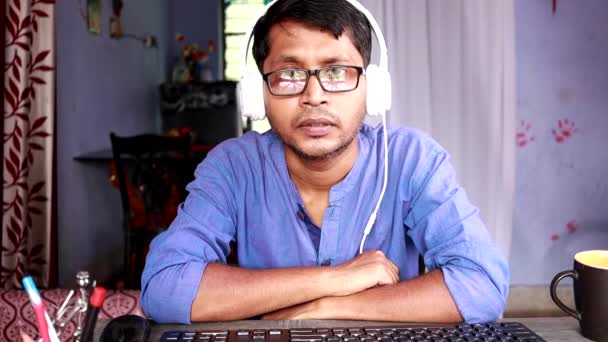 Uomo Indiano Abito Blu Che Lavora Davanti Computer Casa Con — Video Stock