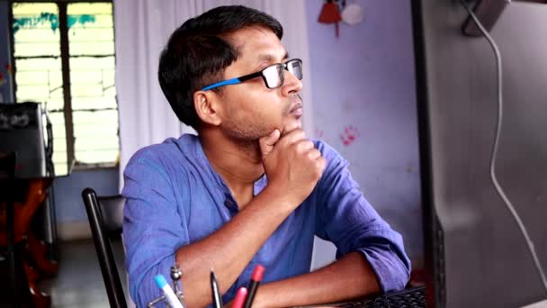 Indián Modrých Šatech Přemýšlet Práci Pak Pracovat Počítači Doma — Stock video