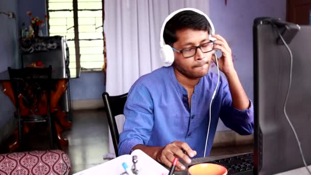 Hombre Indio Vestido Azul Trabajando Frente Computadora Casa Mientras Escucha — Vídeo de stock