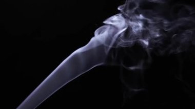 Siyah arkaplanda duman deseni değiştiriliyor