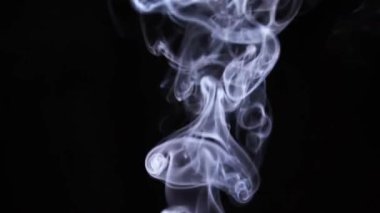 Siyah arkaplanda duman deseni değiştiriliyor