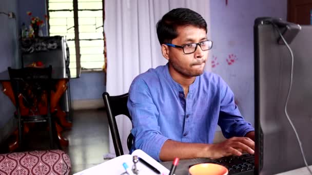 Evde Bilgisayarın Önünde Çalışan Mavi Elbiseli Hintli Adam — Stok video