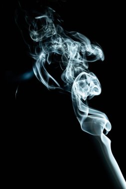 Siyah arkaplanda beyaz renkli soyut duman