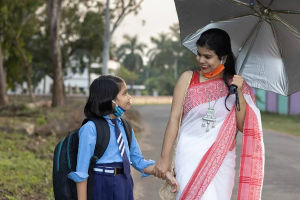 Una Niña Escuela India Que Escuela Nuevo Después Pandemia Con —  Fotos de Stock