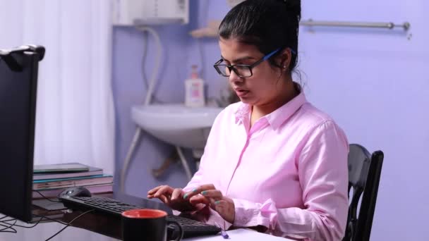Indická Žena Růžových Šatech Pracuje Počítači Dělat Poznámky Doma — Stock video