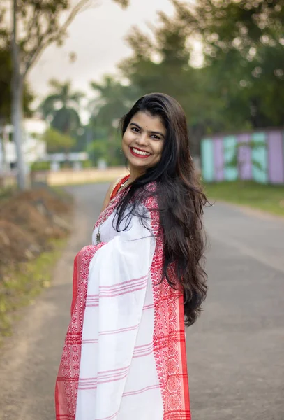 Una Hermosa Mujer India Saree Rojo Pelo Largo Posando Para —  Fotos de Stock