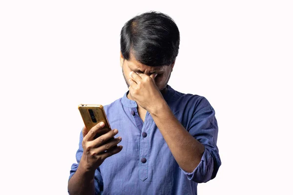 Młody Indyjski Mężczyzna Niebieskiej Sukience Stoi Problem Oczu Pomocą Smartfona — Zdjęcie stockowe