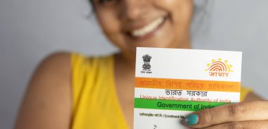 Hintli bir kadının elindeki Aadhaar kartına odaklan.