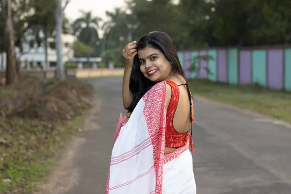 Pretty Indian Woman Red Saree Long Hair Posing Camera Road — Foto Stock