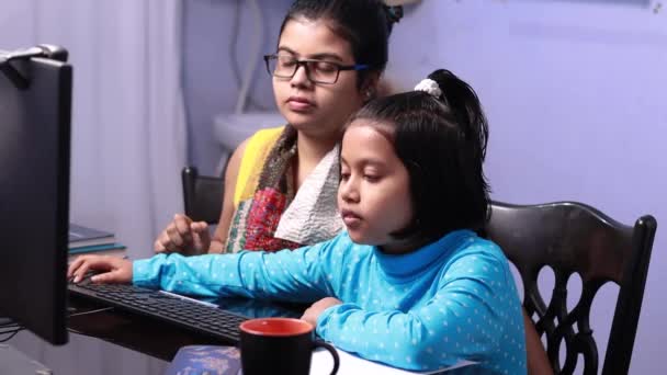 Hintli Bir Kız Çocuğu Annesiyle Bilgisayar Başında Çalışıyor — Stok video