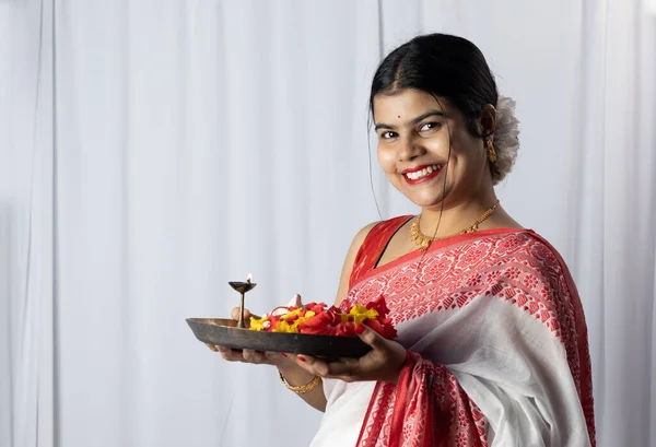 Una Hermosa Mujer India Saree Rojo Sosteniendo Puja Thali Plato —  Fotos de Stock