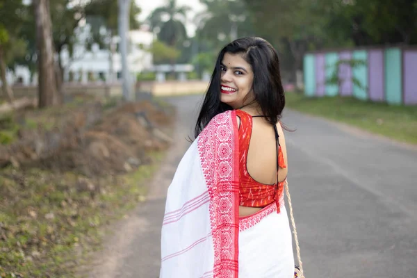 Een Mooie Indiase Vrouw Rood Saree Lang Haar Poseren Voor — Stockfoto