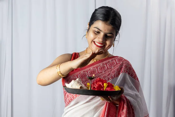 Una Hermosa Mujer India Saree Rojo Sosteniendo Puja Thali Plato —  Fotos de Stock