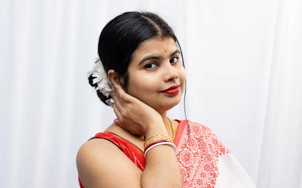 Una Mujer India Casada Saree Rojo Mirando Cámara Con Cara —  Fotos de Stock