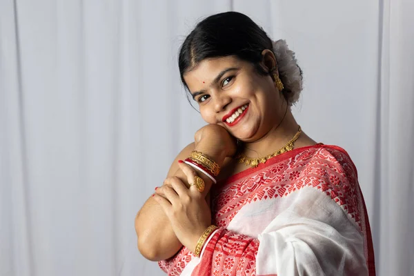 Una Mujer India Saree Rojo Llevando Brazaletes Con Cara Sonriente —  Fotos de Stock
